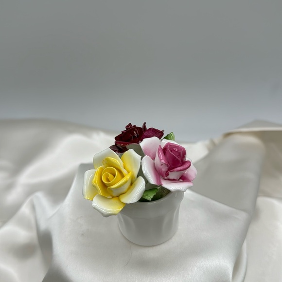 Royal Doulton Porcelain Flowers and Vase. - Picture 1 of 8